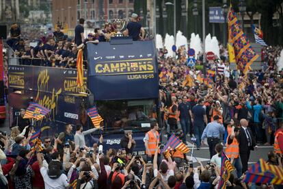 Autobús amb jugadors de l'equip vencedor de la Lliga pels carrers de Barcelona.