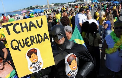 Homem fantasiado protesta contra o PT em Copacabana. 