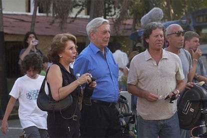 El escritor Mario Vargas Llosa, entre su esposa, Patricia Llosa, y el director Luis Llosa, en el rodaje de <i>La fiesta del Chivo </i> en Santo Domingo .