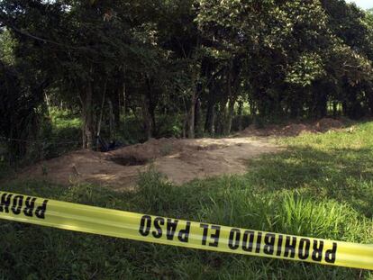 Vista de la fosa donde fueron encontrados 31 cad&aacute;veres en Veracruz. 