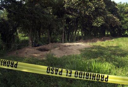 Vista de la fosa donde fueron encontrados 31 cad&aacute;veres en Veracruz. 