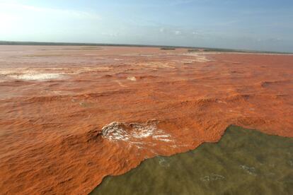 BRA500. LINHARES (BRASIL), 22/11/2015.- Fotografía de la desembocadura del río Doce en el Atlántico hoy, domingo 22 de noviembre de 2015, inundada por una riada de barro y residuos minerales, causada por la ruptura de un dique de la minera Samarco, que causó un grave problema de abastecimiento de agua para los municipios aledaño e incalculables daños a la fauna del río Doce. El dique cedió el pasado día 5 de noviembre de 2015 y, según Samarco, la avalancha contenía unos 62 millones de metros cúbicos de agua, hierro, tierra, arcilla, arena y otros residuos minerales, el río se une al mar en la costa de Espíritu Santo, en la ciudad de Linhares(Brasil). EFE/ENRICO MARCOVALDI