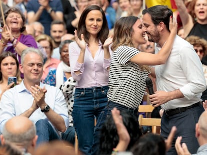 De pie, Ione Belarra, Irene Montero y Alberto Garzón apoyan en la primera jornada de la campaña electoral al candidato de Unides Podem-Esquerra Unida a la Presidencia de la Generalitat, Héctor Illueca (sentado, a la izquierda).