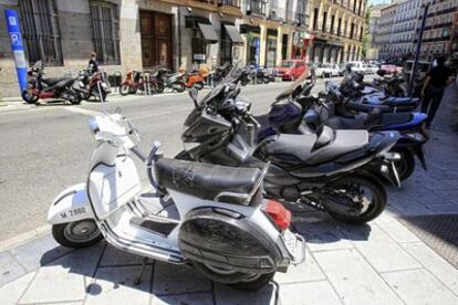 Los vehículos de dos ruedas se acumulan en las aceras de la calle Fernando VI, a la altura de Barquillo.