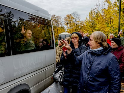 Un grupo de mujeres despide en Moscú, el pasado octubre, a reclutas rusos que parten hacia la guerra en Ucrania.