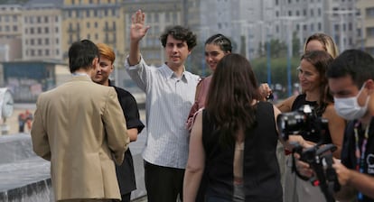 Jonás Trueba, con los protagonistas de 'Quién lo impide', en San Sebastián. Foto: JAVIER HERNÁNDEZ