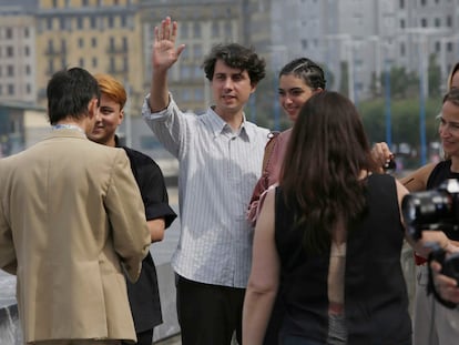 Jonás Trueba, con los protagonistas de 'Quién lo impide', en San Sebastián. Foto: JAVIER HERNÁNDEZ