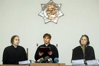 La jueza Nino Kadagidze (centro) en el momento de anunciar la decisión del Tribunal Supremo de anular las elecciones parlamentarias del pasado dos de noviembre.