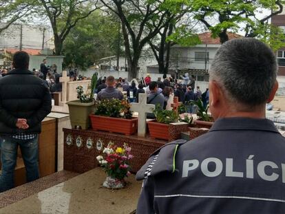 Centenas de pessoas, entre familiares, amigos, vizinhos, curiosos e policiais acompanharam o enterro