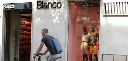 Fachada de una tienda de Blanco en Madrid.