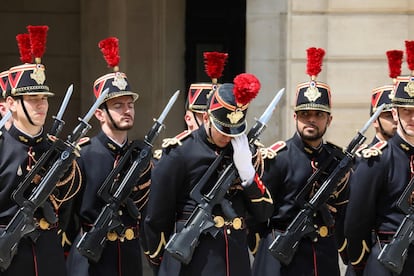 Soldados de la Guardia Republicana Francesa, durante una ceremonia de bienvenida al presidente de Madagascar, Andry Rajoelina, en el palacio del Elíseo de París.