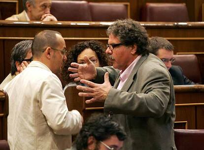 Los diputados Joan Tardà, de ERC (a la derecha), y Carles Campuzano, de CiU, ayer en el Congreso.