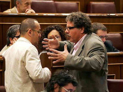 Los diputados Joan Tardà, de ERC (a la derecha), y Carles Campuzano, de CiU, ayer en el Congreso.