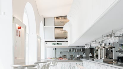 Vista de la barra de Mareantes, con el mostrador de pescados y mariscos al fondo, en una foto proporcionada por el restaurante.