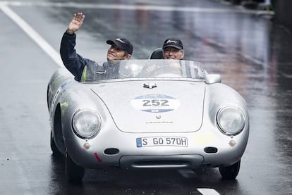Conduciendo junto al piloto de Fórmula 1 Jacky Ickx un Porsche 550 Spyder RS.