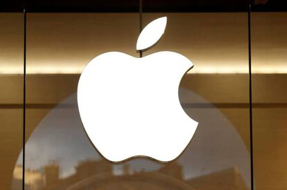 Logotipo de Apple en uno de sus establecimientos.