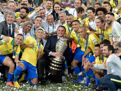 Bolsonaro posa com jogadores após a conquista da Copa América de 2019, no Maracanã.
