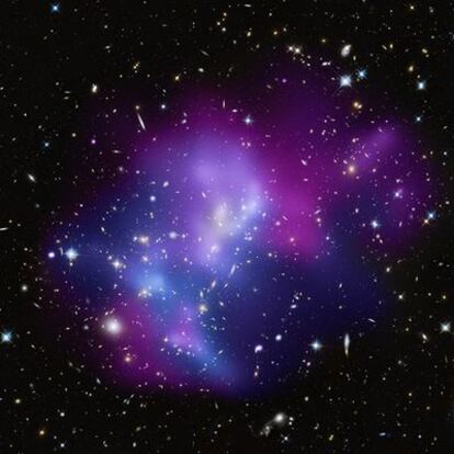 Imagen compuesta que muestra el gas, codificado en colores según su temperatura (el azul es el más caliente y el púrpura rojizo el más frío) y los conjuntos de millones de estrellas implicados en la colisión múltiple detectada a 5.400 millones de años luz.