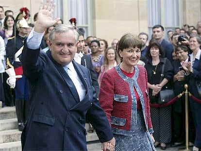 Jean-Pierre Raffarin abandona la residencia oficial del primer ministro francés acompañado de su esposa.