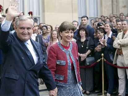 Jean-Pierre Raffarin abandona la residencia oficial del primer ministro francés acompañado de su esposa.