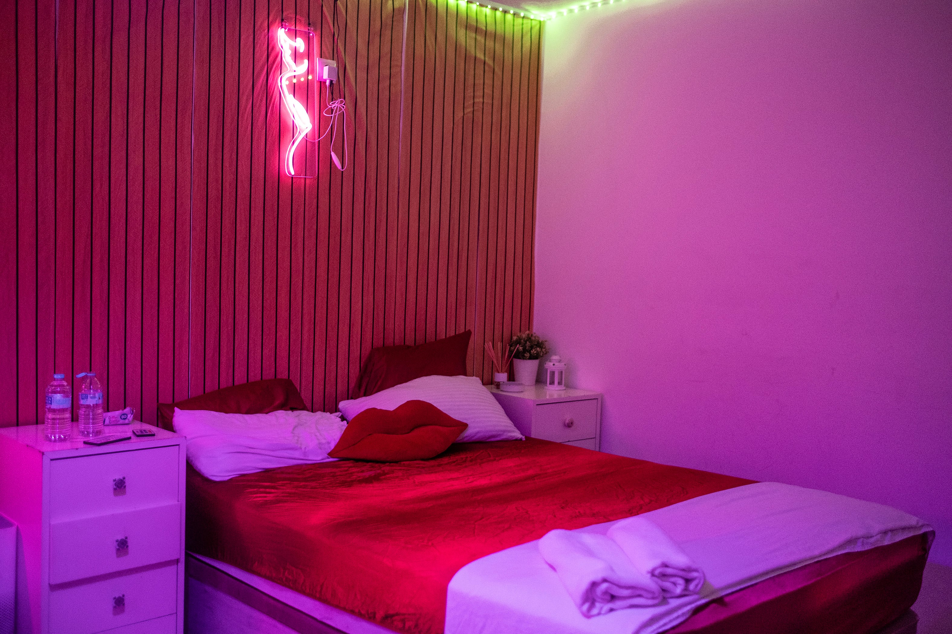 Interior de una de las habitaciones por horaque se alquilan en Carabanchel Bajo.