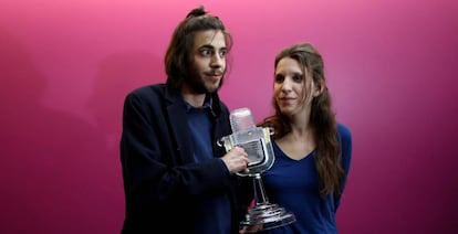 Salvador Sobral y su hermana Luís con el trofeo de Eurovisión.