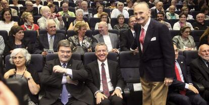 El lehendakari Iñigo Urkullu,  junto al presidente del Aquarium donostiarra Vicente Zaragüeta, a la derecha de pie, durante la presentación del proyecto Euskadi Lagunkoia Sustraietatik.