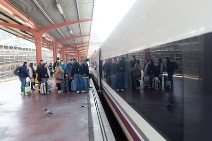 Viajeros acceden a un AVE en la estación de Chamartín-Clara Campoamor de Madrid, este jueves.