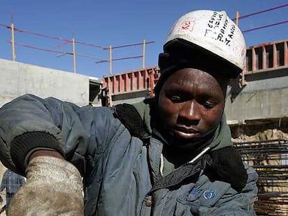 Un trabajador extranjero, en una obra de Madrid.