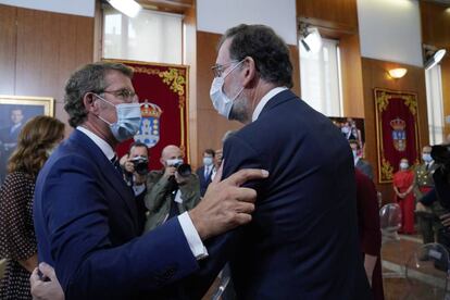 El expresidente del Gobierno, Mariano Rajoy (d), saluda a Alberto Núñez Feijóo (i) en su toma de posesión como presidente de la Xunta de Galicia, en Santiago de Compostela (A Coruña/Galicia/España) a 5 de septiembre de 2020.
 05 SEPTIEMBRE 2020;GALICIA;A CORUÑA;SANTIAGO DE COMPOSTELA;POLÍTICA
 Álvaro Ballesteros / Europa Press
 05/09/2020