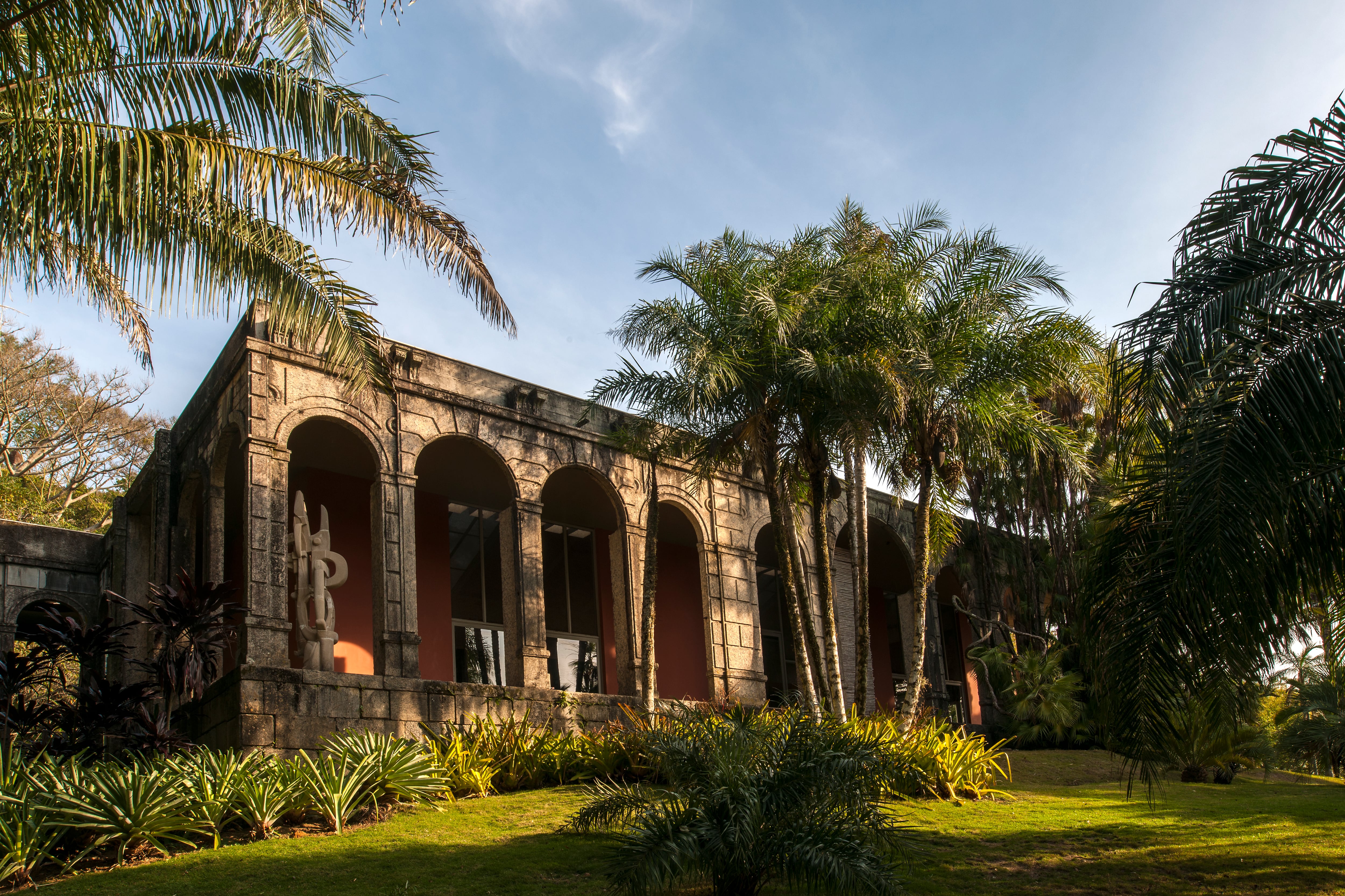 La fachada del estudio de Burle Marx procede de un edificio neoclásico demolido en la década de 1970 y reinstalado años después.