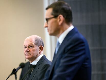 Olaf Scholz and Mateusz Morawiecki during a visit by the German Chancellor to Poland in December 2021, four days after coming to power.