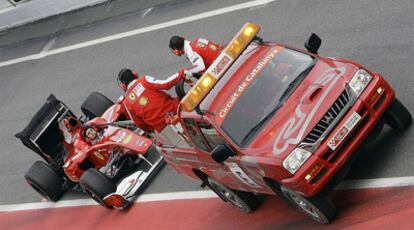 El Ferrari de Fernando Alonso sufre el primer percance de la pretemporada en los entrenamientos de Barcelona