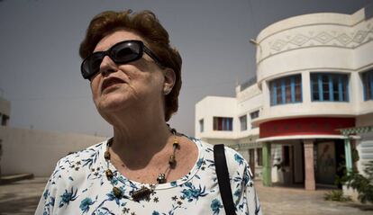 Ana María Berger, ante el edificio del casino, cuyo interior permanece igual que entonces, salvo por las fotografías.