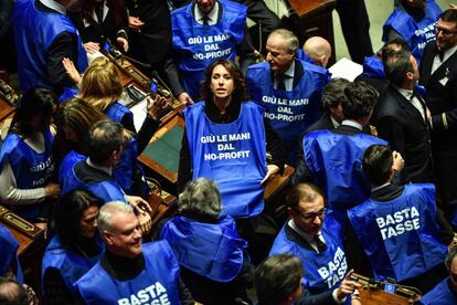 Diputados de Forza Italia protestan en el Parlamento contra los impuestos.