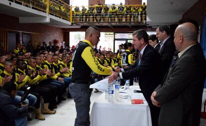 Acto de entrega de los certificados de dejación de armas a exguerrilleros de las FARC.