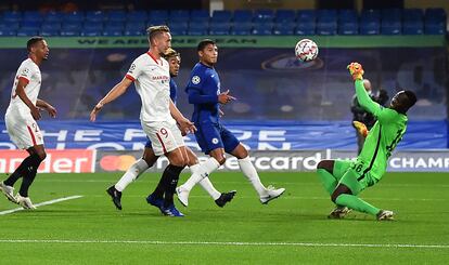 Mendy repele un remate del sevillista De Jong en Stamford Bridge.