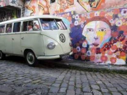 Fotografía tomada el pasado 26 se septiembre en la que se registró en una calle de Sao Paulo un modelo de Kombi, la mítica furgoneta "hippie" de Volkswagen que se fabricó en Brasil desde 1957.