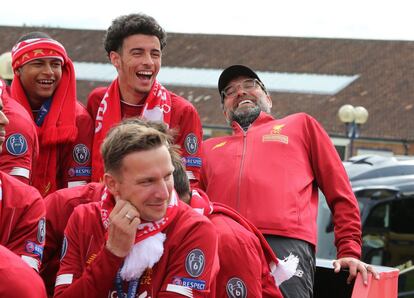 El entrenador del Liverpool, Jurgen Klopp (a la derecha), junto a varios jugadores, durante la celebración del equipo inglés.