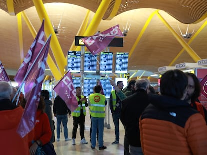 Miembros de CC OO y UGT ayer en la T4 del aeropuerto de Madrid-Barajas.