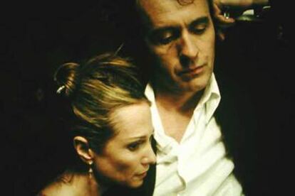 Holly Hunter con Stephen Dillane, en un fotograma de <i>Nine lives.</i>