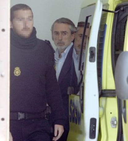 Francisco Correa supuesto cabecilla de la red corrupta investigada por el 'caso Gürtel' tras declarar en el Tribunal Superior de Justicia de Madrid.