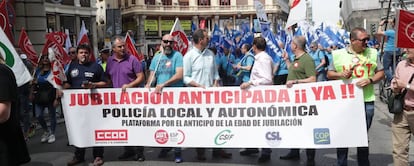 Un grupo de policías municipales manifestándose en Madrid para exigir la jubilación anticipada sin recorte de pensión para el colectivo.