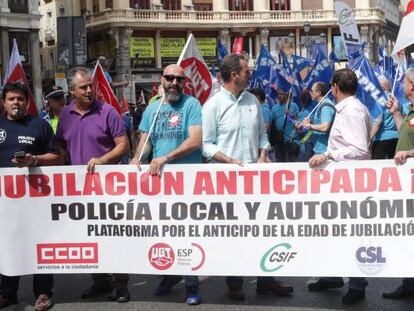 Un grupo de policías municipales manifestándose en Madrid para exigir la jubilación anticipada sin recorte de pensión para el colectivo.