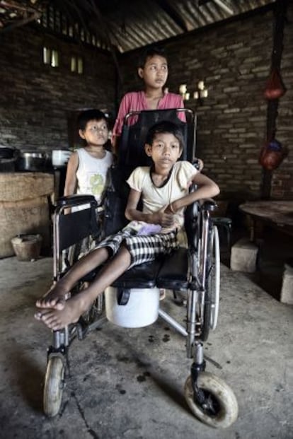 Nu Kai posa en su vivienda con sus hermanos. La metralla le dañó la espina dorsal y ahora tanto ella como su hermana mayor han tenido que dejar de acudir a la escuela para cuidar de ella y ahorrar con el objetivo de pagar las operaciones que requiere.