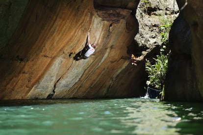 Iker Pou, practicando psicobloc en Brasil