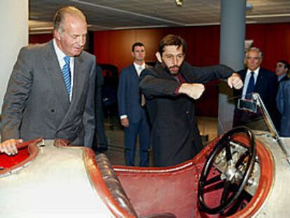 El rey Juan Carlos y Javier Demetrio Planché, durante la inauguración del Museo de Automoción de Salamanca. ESCENA