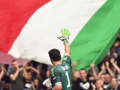 Buffon saluda la hinchada de la Juve en su último partido de bianconero.