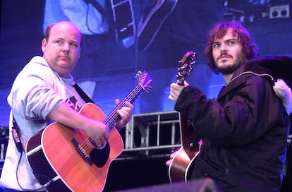 Jack Black, en una actuación de Tenacious D en 2002 en Chicago (Illinois). A la izquierda, Kyle Gass.