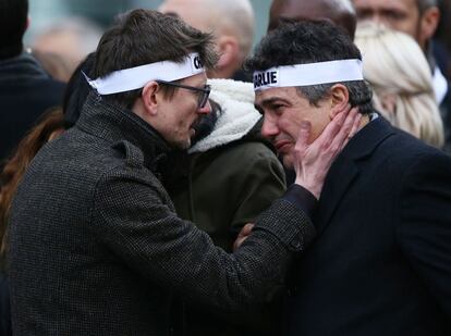 Luz, caricaturista do jornal Charlie Hebdo e Patrick Pelloux, também jornalista se consolam na grande manifestação contra o terrorismo em Paris.